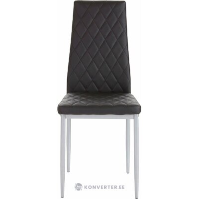 Melns krēsls ar mīkstu ādas strūklu ar plankumiem