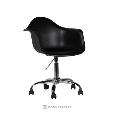 Черное офисное кресло (пружина) с косметическим дефектом