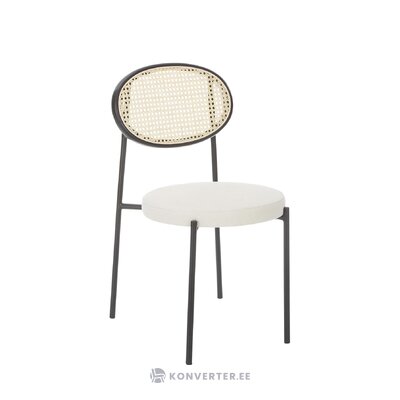 Mustavalkoinen tuoli (niko), jossa kauneusvirhe