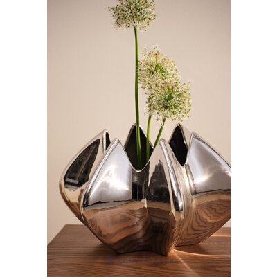 Silver vase (leo)