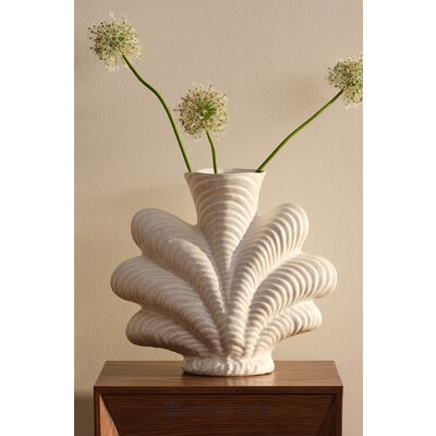 White decorative vase (jonny)