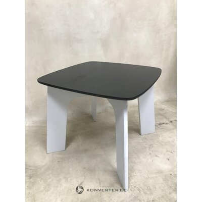 Pieni mustavalkoinen pöytä
