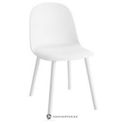 Baltos plastikinės kėdės sijonas