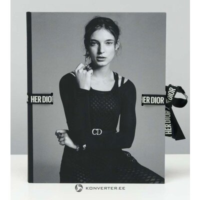 Dekoratiiv Raamat (Her Dior: Maria Grazia Chiuri's New Voice)