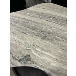 Marmorinen sohvapöytä (Naruto) kosmeettisilla virheillä.