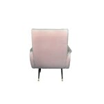 Gaiši rozā dizaina samta krēsls (abigail) ar skaistuma trūkumiem.