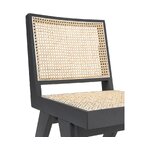 Musta massiivipuinen designtuoli (sissi), jossa kauneusvirhe