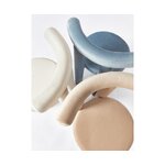 Smėlio spalvos aksominė kėdė (calan) su kosmetiniu defektu