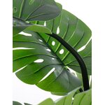 Keinotekoinen kasvi (monstera), jossa on kauneusvirhe