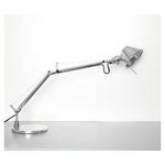 Hopeinen designpöytävalaisin tolomeo (artemide)