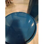 Mėlyno dizaino naktinis staliukas componibili (kartelė) su grožio trūkumu