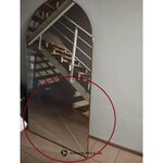 Liels izliekts sienas spogulis ar zelta rāmi (finley) 110x190 ar skaistuma trūkumu