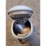 Tējkanna 50. gadu stilā (Smeg) ar nelieliem kosmētiskiem defektiem