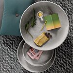 Gaiši pelēka dekoratīva bļoda ar magoņu (blomus)