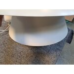 Balto dizaino pakabinamas šviestuvas tivoli trimet (normann copenhagen) su grožio trūkumais