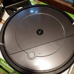 Pölynimuri ja lattianpesurobotti roomba (irobot) kauneusvirheillä