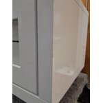 Valkoinen TV-taso (pemborke), jossa kosmeettisia vikoja.