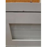 Valkoinen TV-taso (pemborke), jossa kosmeettisia vikoja.