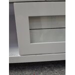 Valkoinen TV-taso (pemborke), jossa kosmeettisia vikoja.