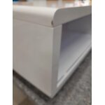 Valkoinen TV-taso (pemborke), jossa kosmeettisia vikoja.