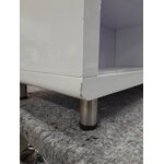 Valkoinen TV-taso (pemborke), jossa kosmeettisia vikoja.