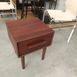 Прикроватная тумбочка из массива дерева (пол) отличается от оригинала
