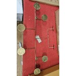 Вешалка для одежды золотистого цвета (ФИА) с косметическими изъянами.