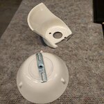 Dizainerio pakabinamas šviestuvas „berimbau“ (ferolusas) su grožio trūkumais.