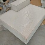 Kermanvärinen sohvamoduuli (Lennon), jossa kosmeettisia virheitä.