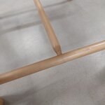 Massiivipuinen Abano-tuoli (House Nordic), jossa kosmeettisia virheitä.