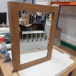 Kylpyhuoneen seinäkaappi peilillä, Plubia (kave home), jossa kosmeettisia virheitä.