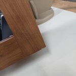 Kylpyhuoneen seinäkaappi peilillä, Plubia (kave home), jossa kosmeettisia virheitä.