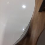 Pyöreä sivupöytä illy (ww), jossa kosmeettisia puutteita.