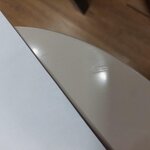 Pyöreä sivupöytä illy (ww), jossa kosmeettisia puutteita.