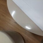 Pyöreä sivupöytä illy (ww), jossa kosmeettisia puutteita.