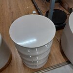 Pyöreä sivupöytä illy (ww), jossa kosmeettisia puutteita.