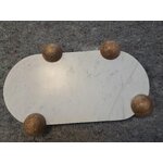 Dekoratyvinis marmurinis padėklas (lazdyno spalvos) su kosmetiniais defektais.