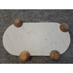 Dekoratyvinis marmurinis padėklas (lazdyno spalvos) su kosmetiniais defektais.