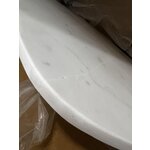 Valkoinen ja ruskea marmorinen sohvapöytä (naruto)