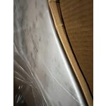 Valkoinen ja ruskea marmorinen sohvapöytä (naruto)