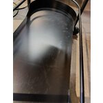 Musta tarjoilupöytä (mehiläispesä), jossa kosmeettinen vika