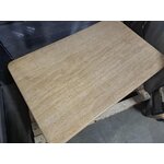 Tammesta ja travertiinista valmistettu sohvapöytä (Chandler)