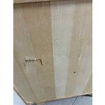 Vaaleanruskea massiivipuuta oleva kaappi (Louis) kosmeettisilla virheillä