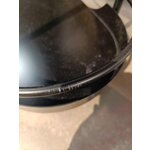 Musta tarjoilupöytä (mehiläispesä), jossa kosmeettinen vika