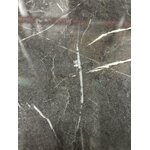 Musta soikea marmorijäljitelmä ruokapöytä (luca), jossa kosmeettisia puutteita