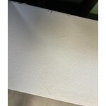 Valkoinen designkaappi/hylly, jossa kermaisia (bizzotto) kauneusvirheitä