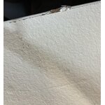Valkoinen designkaappi/hylly, jossa kermaisia (bizzotto) kauneusvirheitä