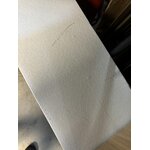Valkoinen designkaappi/hylly, jossa kermaisia (bizzotto) kauneusvirheitä