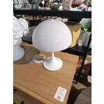 Valkoinen pöytävalaisin panthella 320 (louis poulsen)