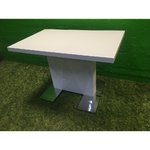 Маленький белый глянцевый обеденный стол